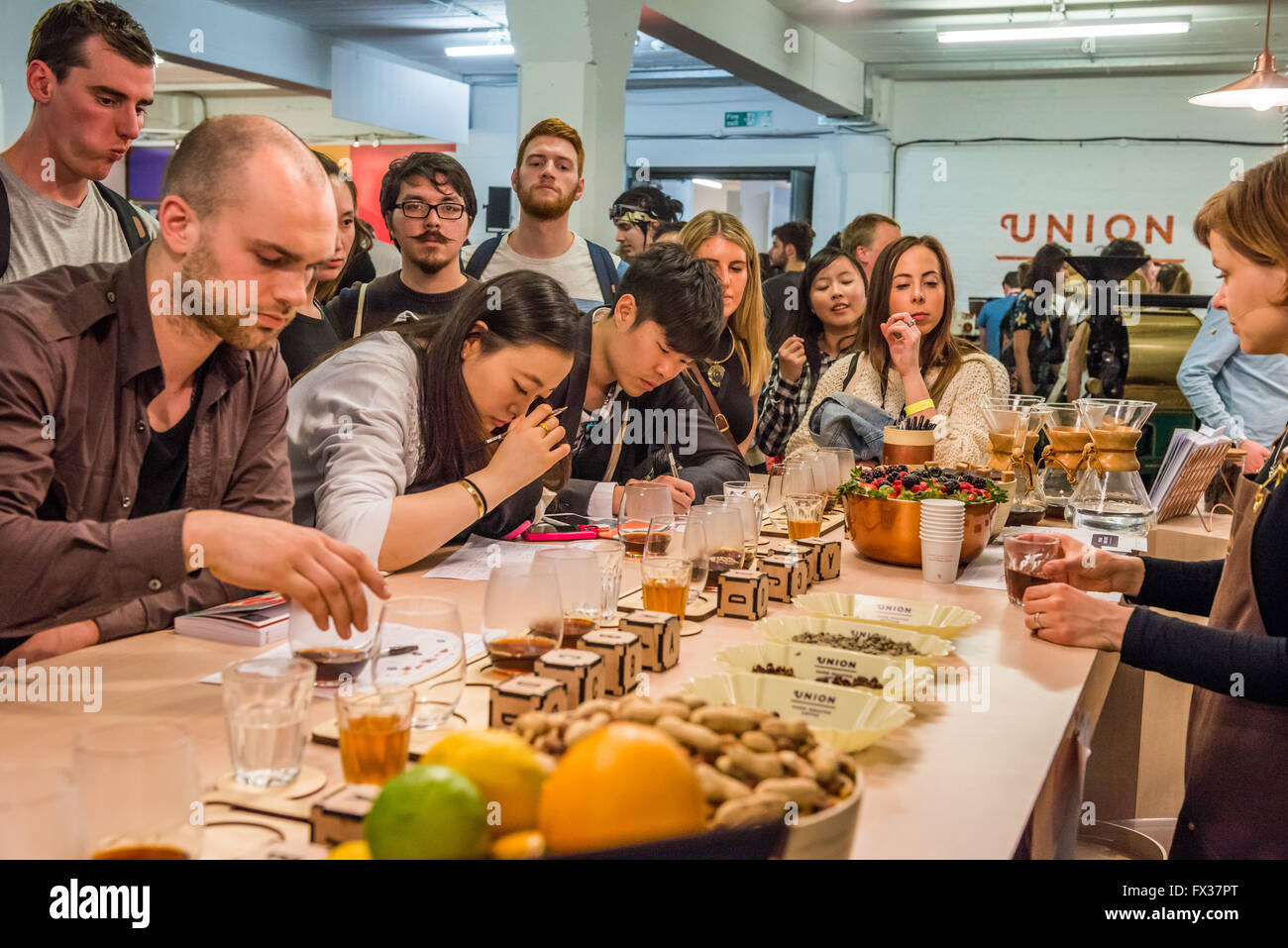 London, Regno Unito - 09 Aprile 2016: Il London Coffee Festival (07-10 Aprile, Brick Lane, Old Truman Brewery). Degustazione di caffè sfida in cui i partecipanti sono tenuti a identificare i vari sapori e odori Foto Stock