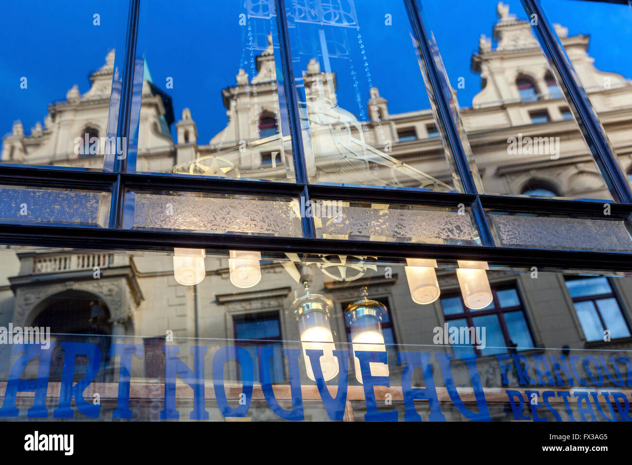 Ristorante francese con lampadario in stile Art Nouveau nel Municipio, il riflesso nella finestra Kings Court Hotel Praga Foto Stock