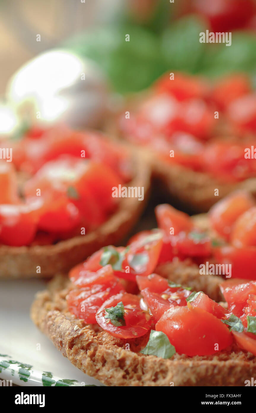 Friselle italiano pane organico con pomodoro e aglio Foto Stock