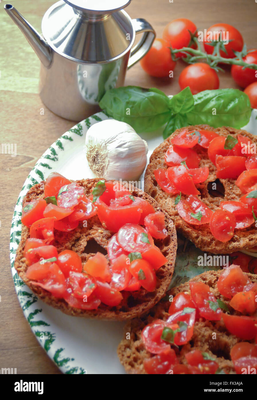 Friselle italiano pane organico con pomodoro e aglio Foto Stock