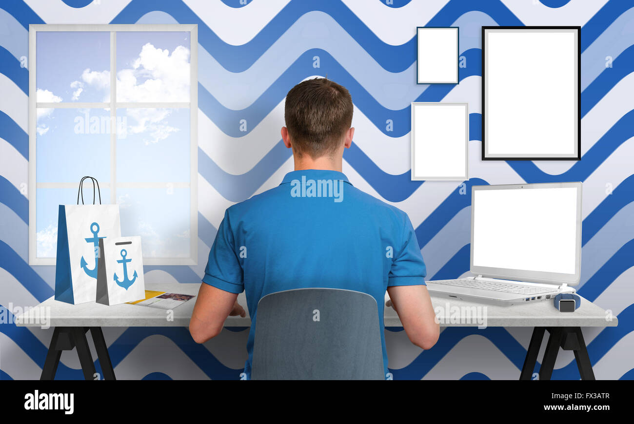 Guy lavorano in blu e bianco in ufficio. Laptop e cornici isolate per mockup. Scena creativa con marinaio segno su borse, guardare e Foto Stock