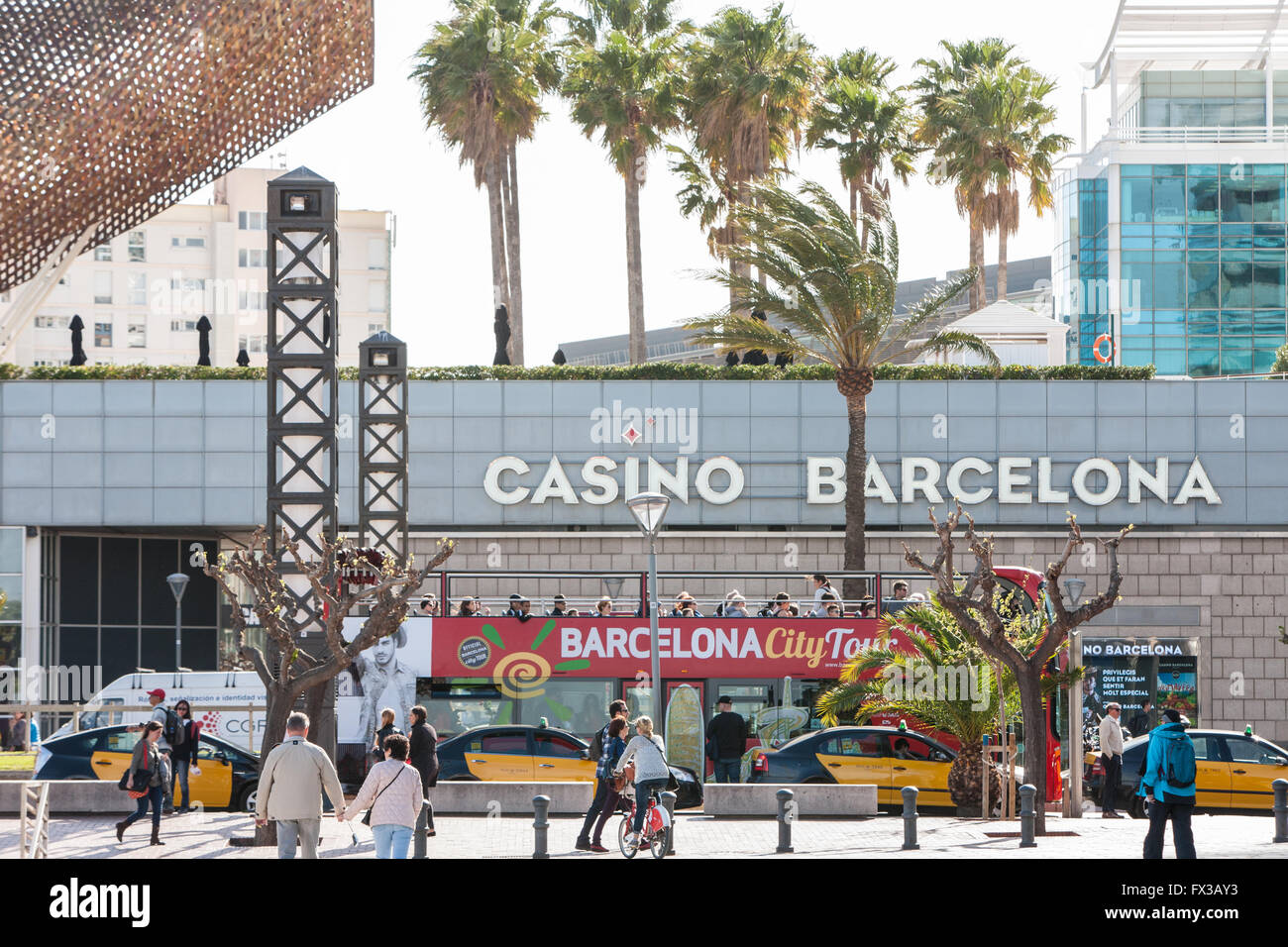 Casinò di Barcellona e hop on hop off tour bus accanto a Barcellona pesce o Peix, una grande scultura barcellona,cataluña,Spagna,l'Europa. Foto Stock