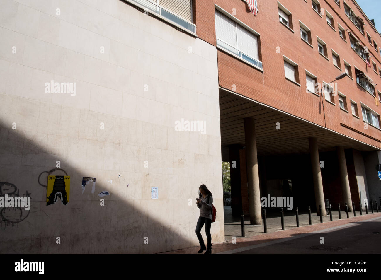 Edificio residenziale di appartamenti accanto a Poblenou mercato.la gente del posto a piedi passato assomigliano a graffiti murale immagini,Barcellona,Spagna. Foto Stock