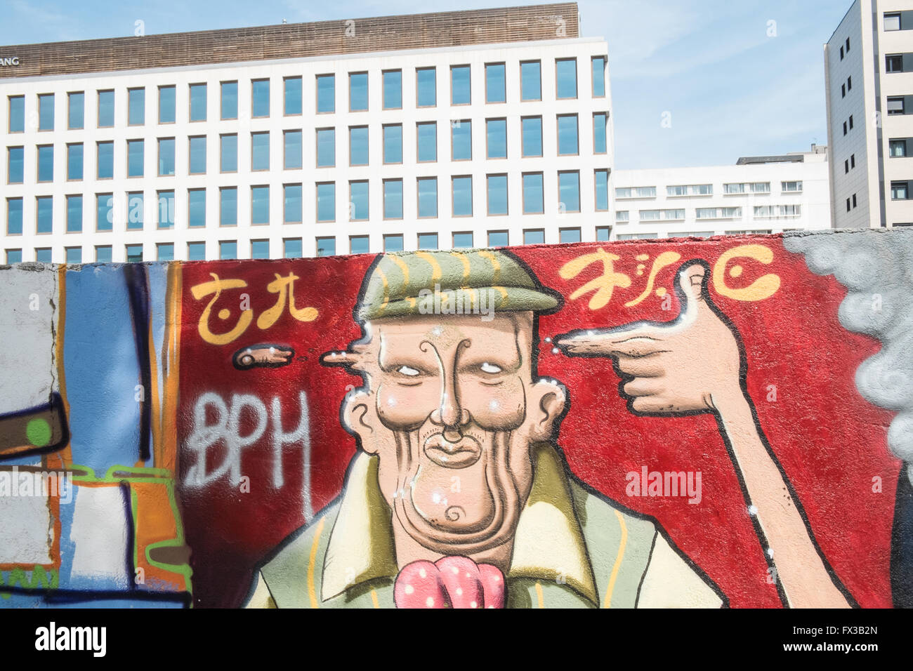 I graffiti sulla staccionata in legno lungo Carrer de la Jonquera con la banca del sangue costruzione,hotel quartiere Poblenou, barcellona,cataluña,Spagna Foto Stock