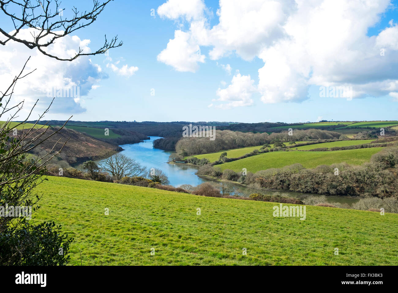 Vista della campagna della Cornovaglia e il fiume Helford vicino a Costantino, Cornwall, Regno Unito Foto Stock