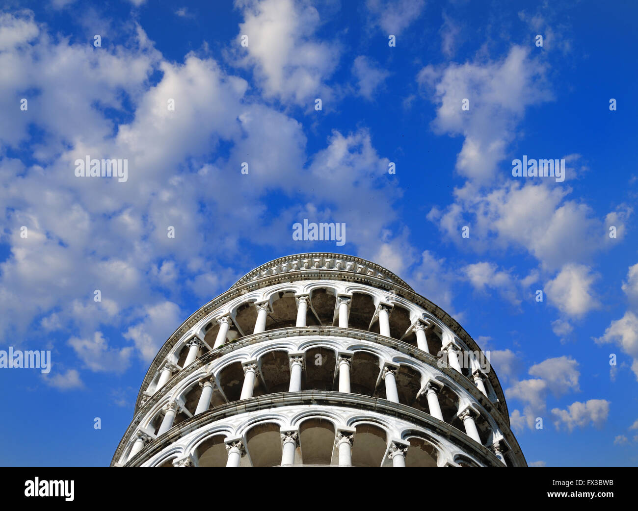 Luminoso Cielo di estate blu e nuvole sopra la Torre Pendente di Pisa, Italia Foto Stock