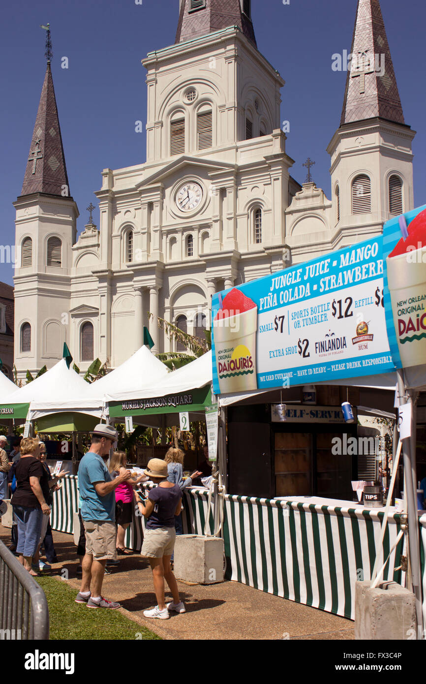 Cabine di alimentare eretto in Jackson Square di New Orleans French Quarter Festival con la cattedrale in background. Foto Stock