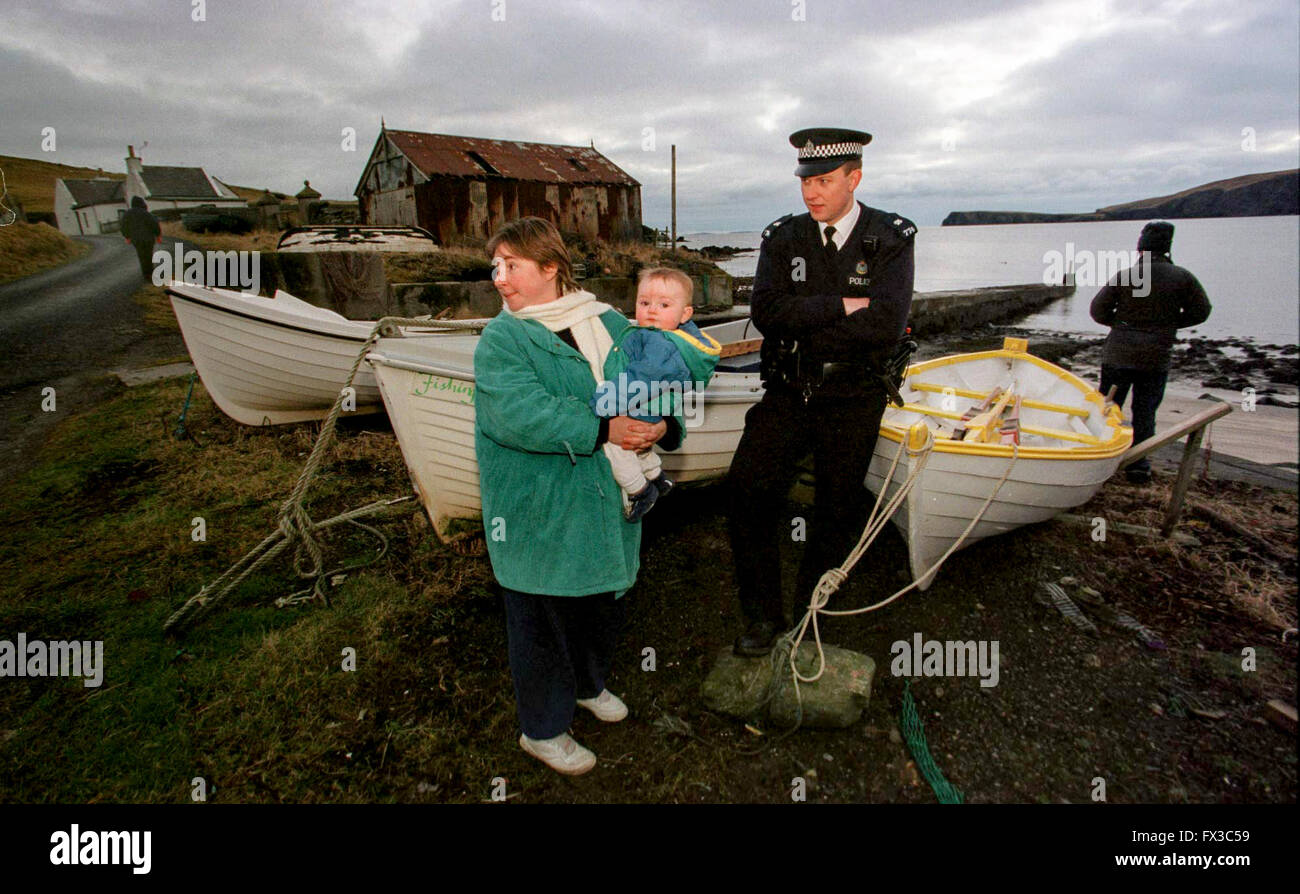 Connestabile di polizia al lavoro sulla isola di Fetlar, Shetland Foto Stock
