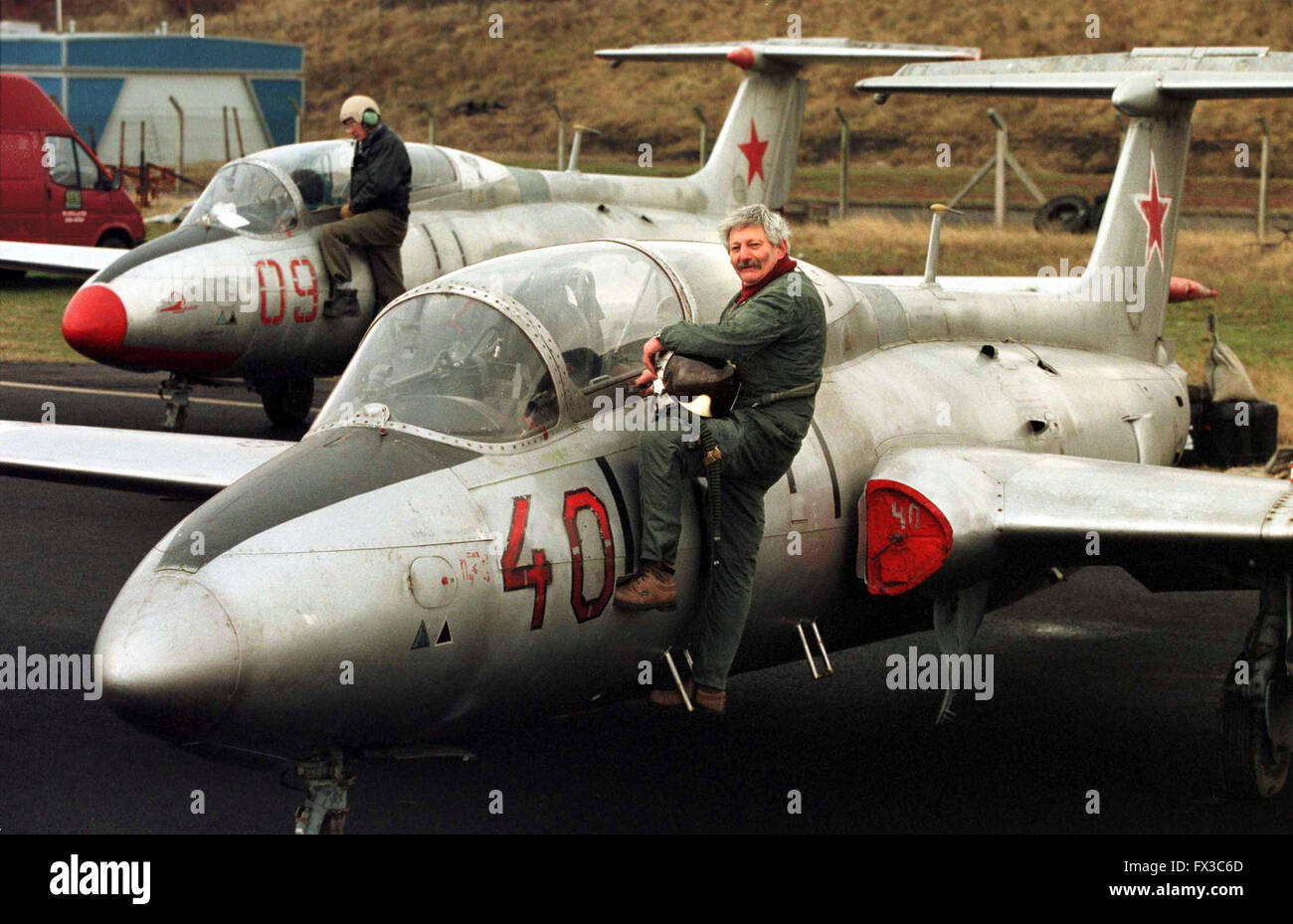 Uomo di Glasgow, Geoff Rosenbloom, con alcuni dei vecchi sovietica aeromobili jet ha importato dal blocco sovietico a Cumbernauld airport Foto Stock