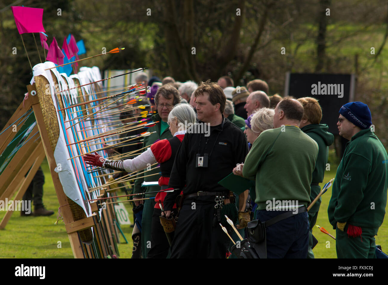 Bagno, SOMERSET, Regno Unito - 10 aprile 2016 Arcieri guardando le frecce nella fila di bersagli, durante la gara Foto Stock