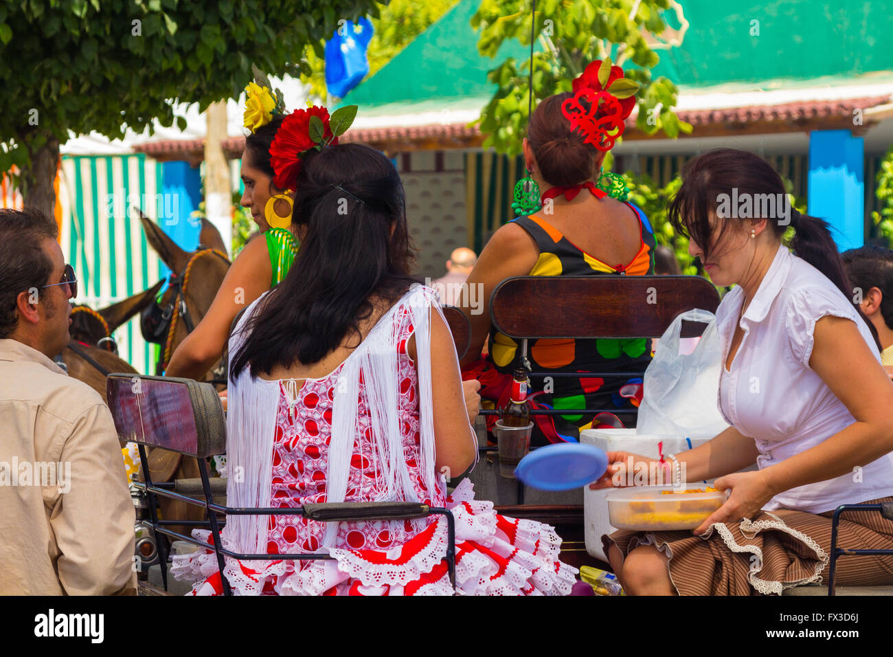 ANDUJAR,Spagna - settembre, 6: Donne tipico sivigliano tute flamenca, passeggiate in automobile in fiera cavalli su settembre, 6, 2014 Foto Stock