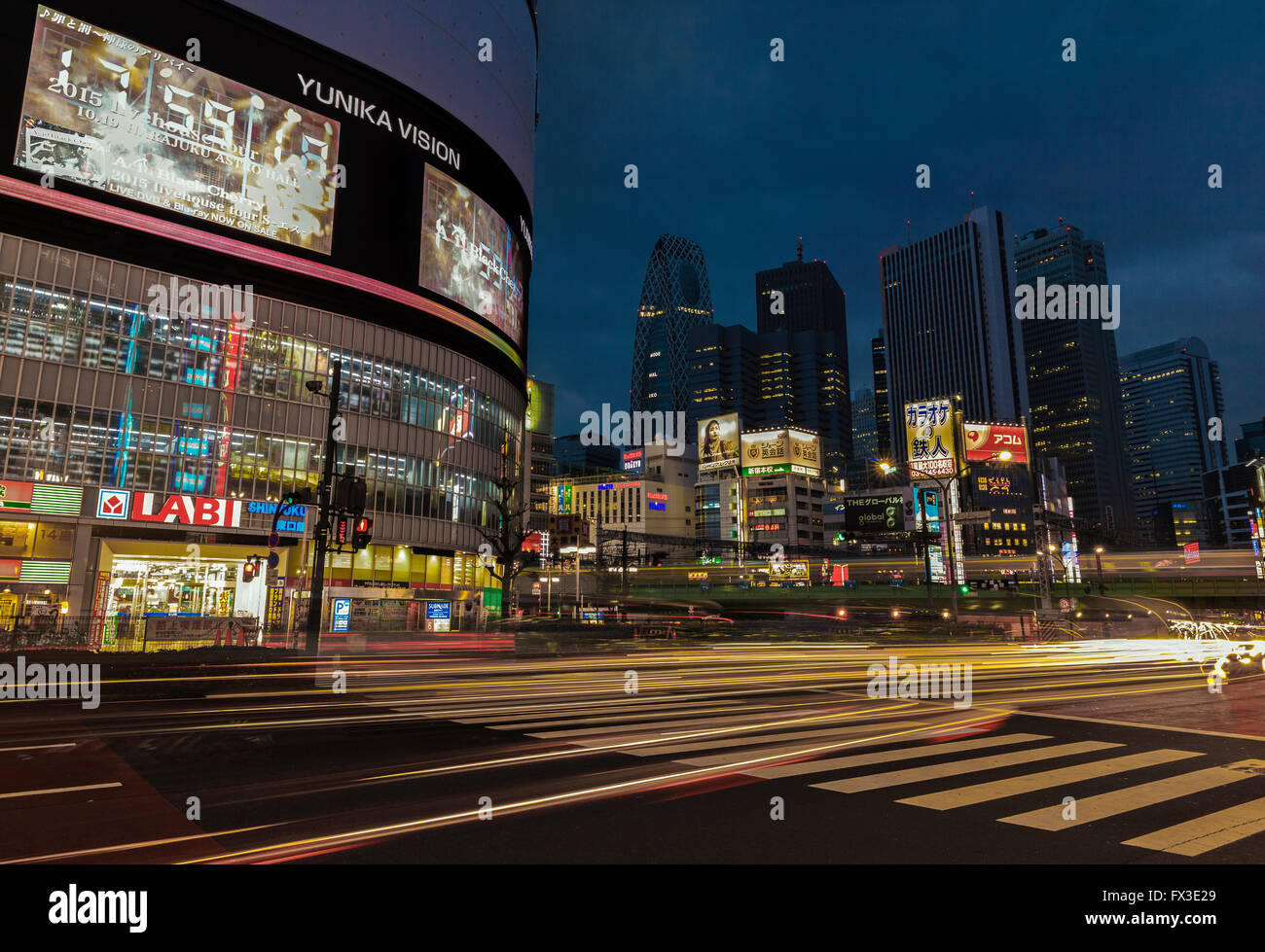 Il traffico automobilistico di Shinjuku, Tokyo Foto Stock