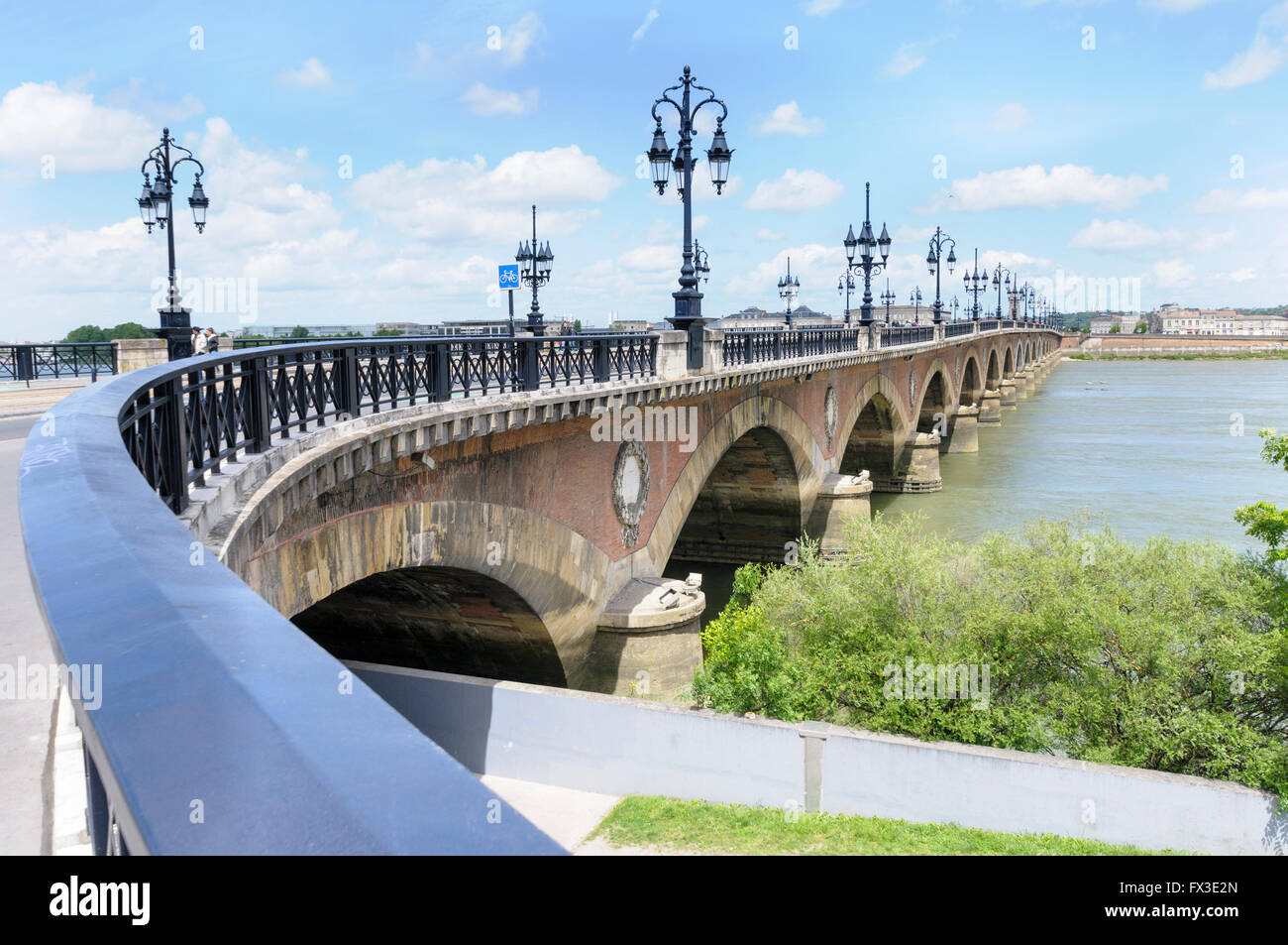 Il Pont de Pierre oltre il fiume Garonne, Bordeaux, Gironde, Francia Foto Stock