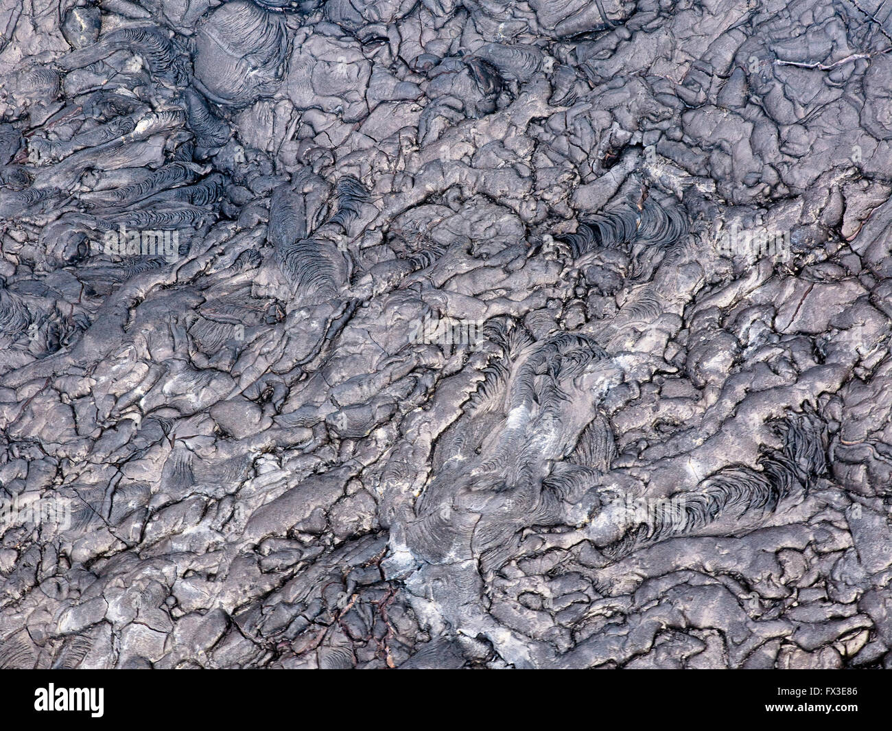Patterns crepe e forme da vicino la porzione di nera lava solidificata, Hawaii Foto Stock