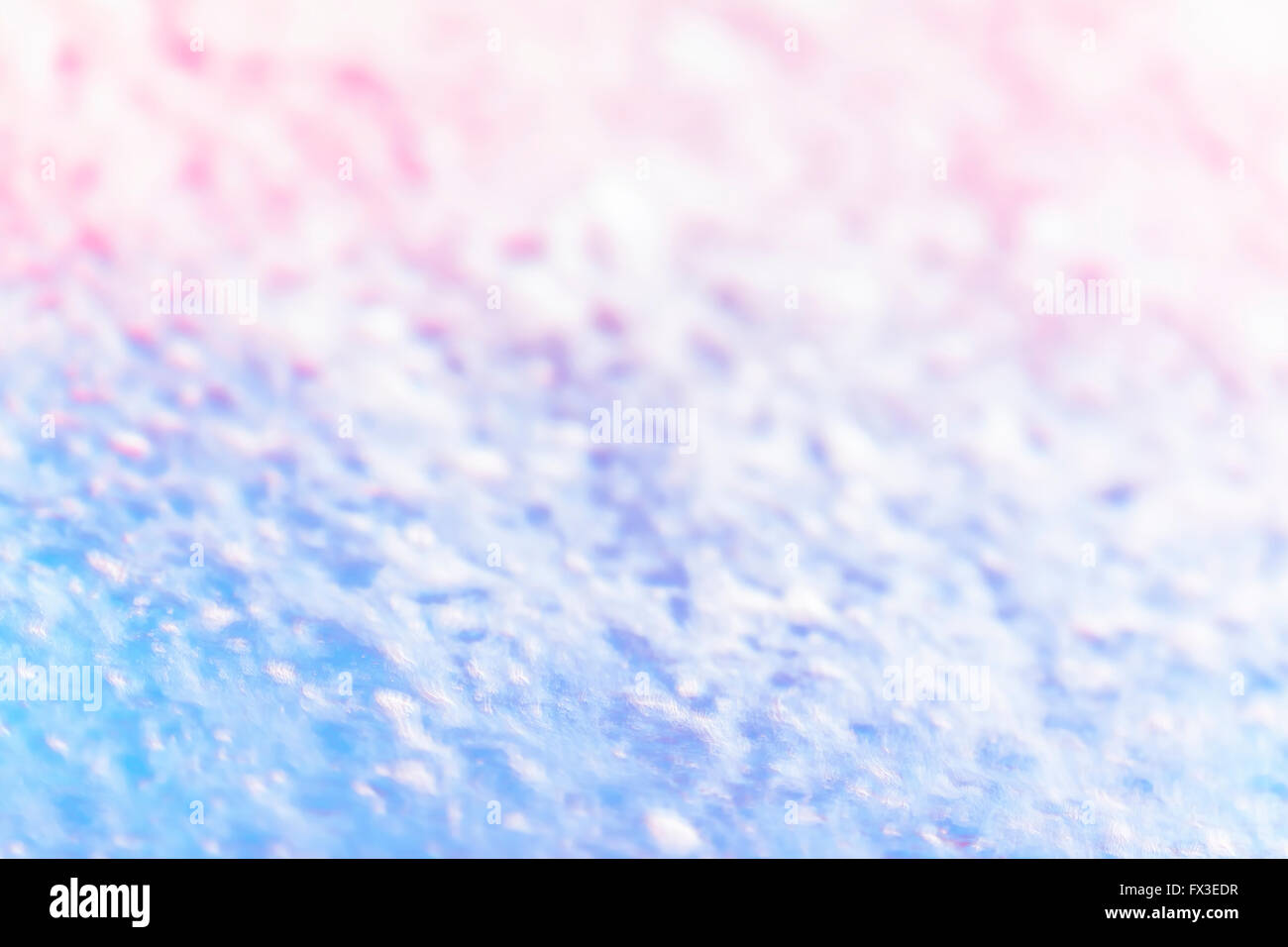 Foto sfocata di una schiuma sul parabrezza realizzato in un autolavaggio, abstract background. Foto Stock