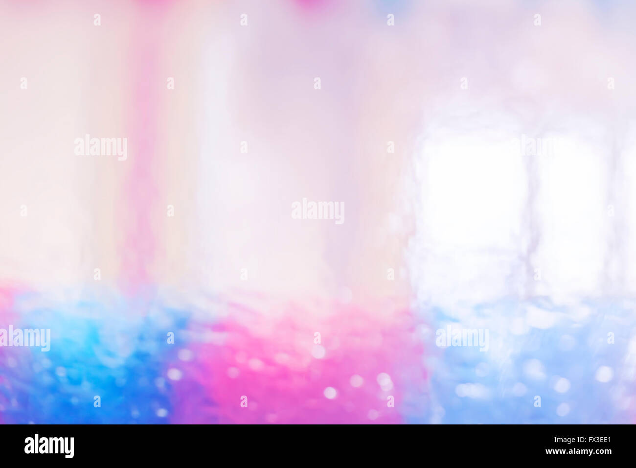 Foto sfocata fatta all'interno di una macchina di lavaggio di automobile, abstract colori pastello dello sfondo. Foto Stock