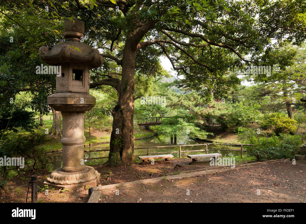 Lanterna nel giardino japaneese Sankei-en, Yokohama, Giappone Foto Stock