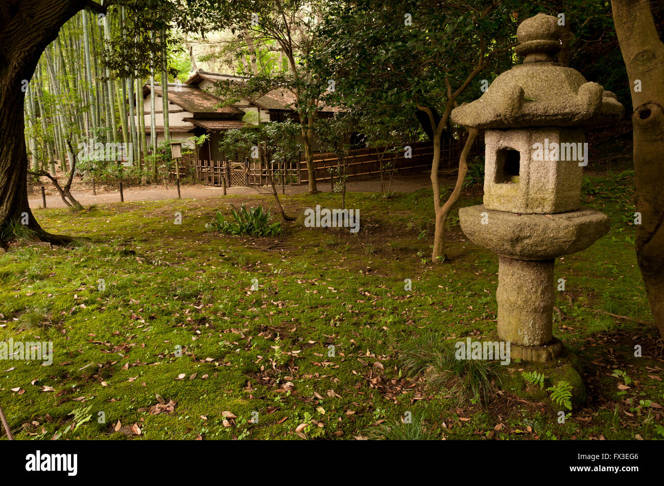 Lanterna e casa tradizionale nel giardino japaneese Sankei-en, Yokohama, Giappone Foto Stock