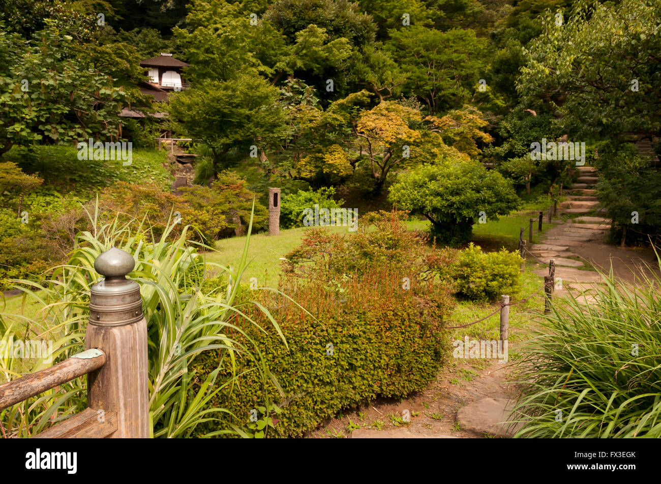 Percorso tranquillo nel giardino japaneese Sankei-en, Yokohama, Giappone Foto Stock
