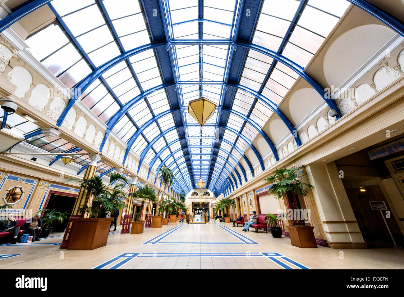 Vista interna della sala principale nella Winter Gardens complesso in Blackpool, Lancashire, Regno Unito Foto Stock