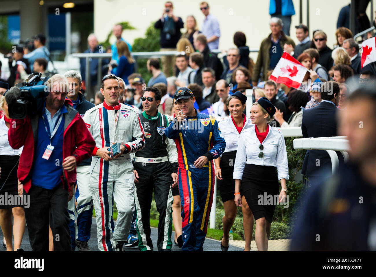 Incontro pilota e allegria al 2014 Red Bull Air Race a Ascott. Foto Stock