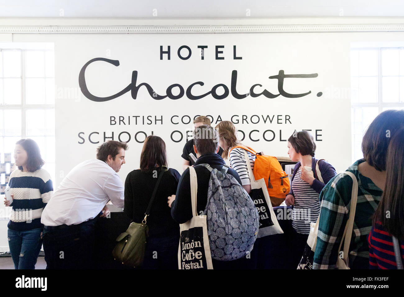 Persone presso un hotel Chocolat stand, British coltivatore di cacao, il London Coffee Festival, London REGNO UNITO Foto Stock