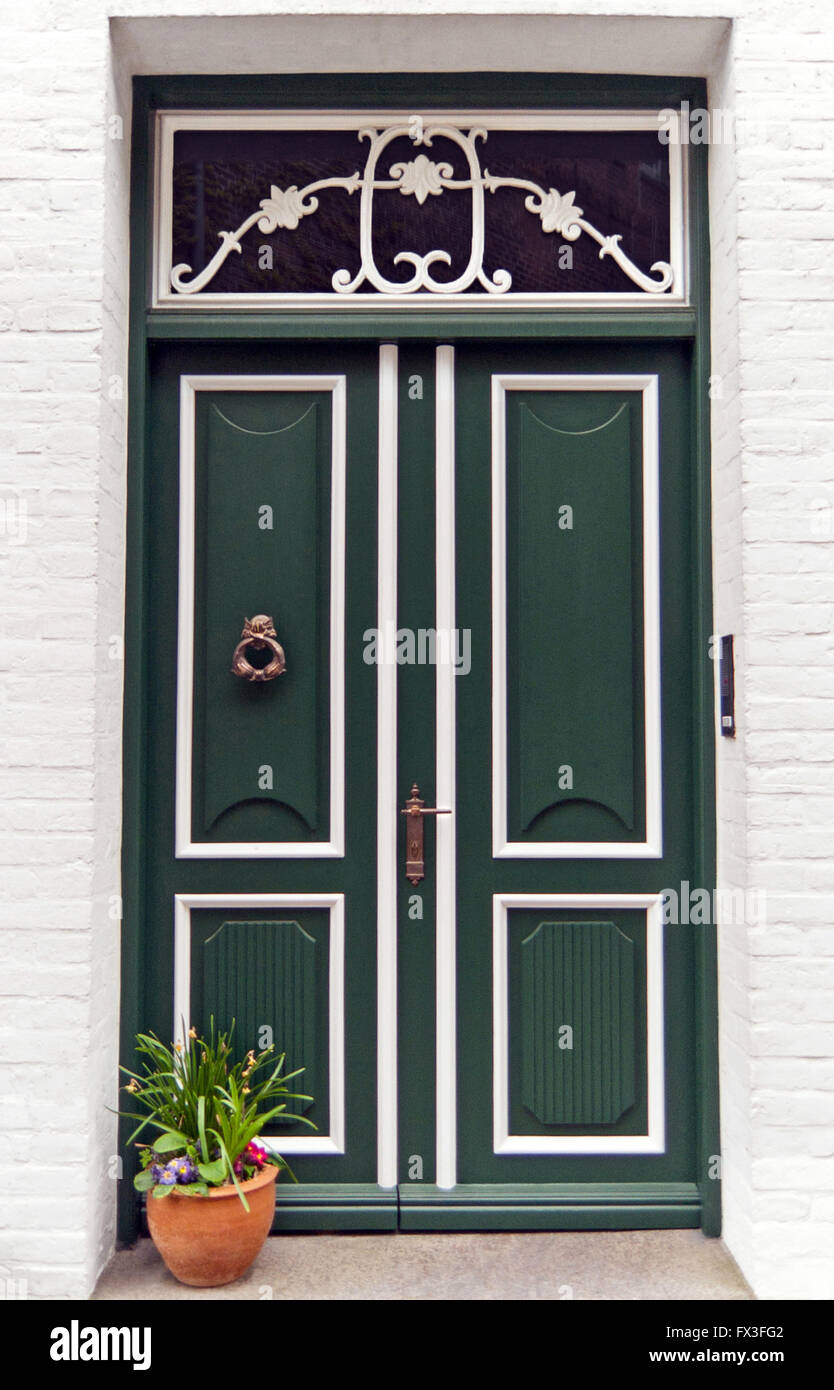 La porta anteriore di uno storico tedesco white casa di mattoni Foto Stock