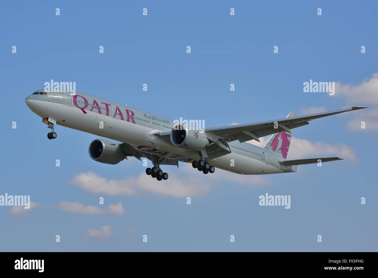 Qatar Airways Boeing DZER 777-3A7-BEI atterraggio all' Aeroporto di Heathrow di Londra, Regno Unito Foto Stock