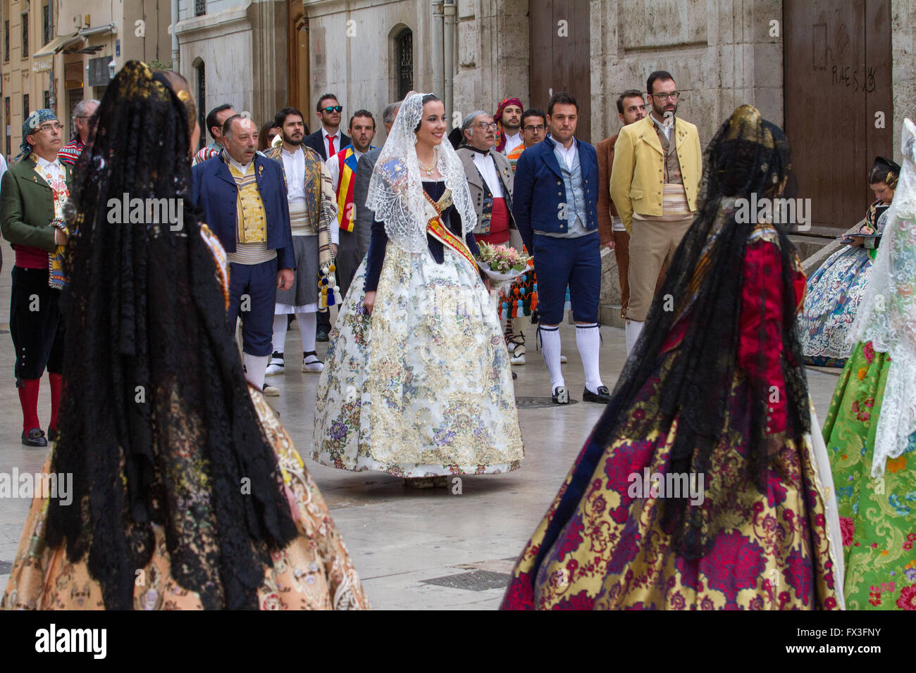 Fiore che offre processione in onore di santa Signora di Valencia durante il Fallas Fesgival, Valencia Spagna Foto Stock