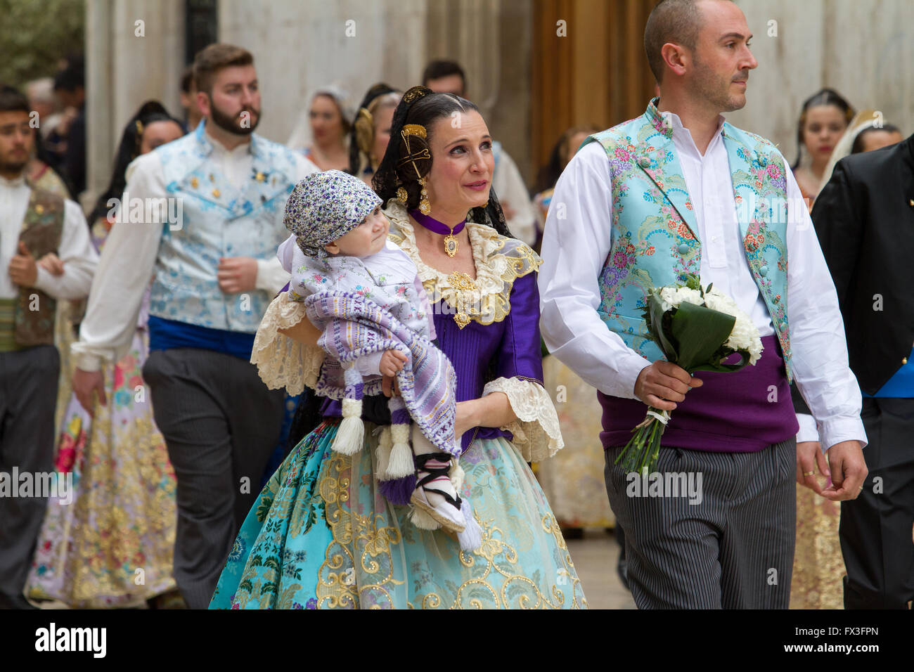 Fiore che offre processione in onore di santa Signora di Valencia, Spagna Foto Stock