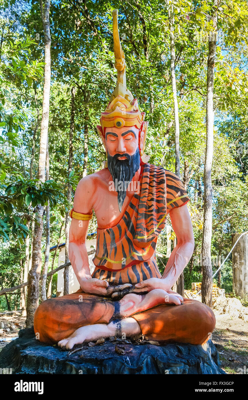 Lo Yoga Yogi meditando con barba folta e tiger pelle Foto Stock