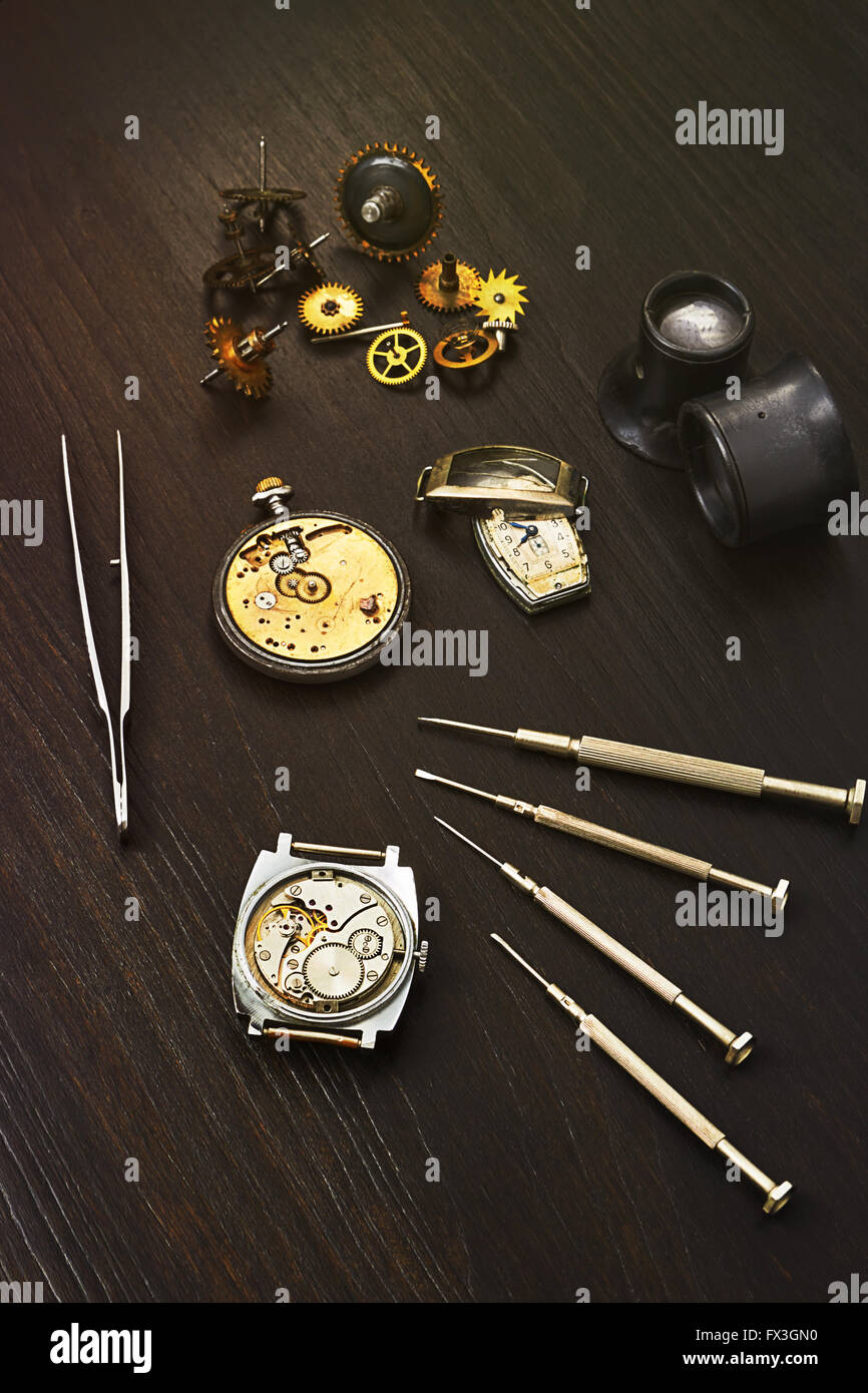 Le riparazioni di vecchi orologi meccanici e gli strumenti per la riparazione Foto Stock