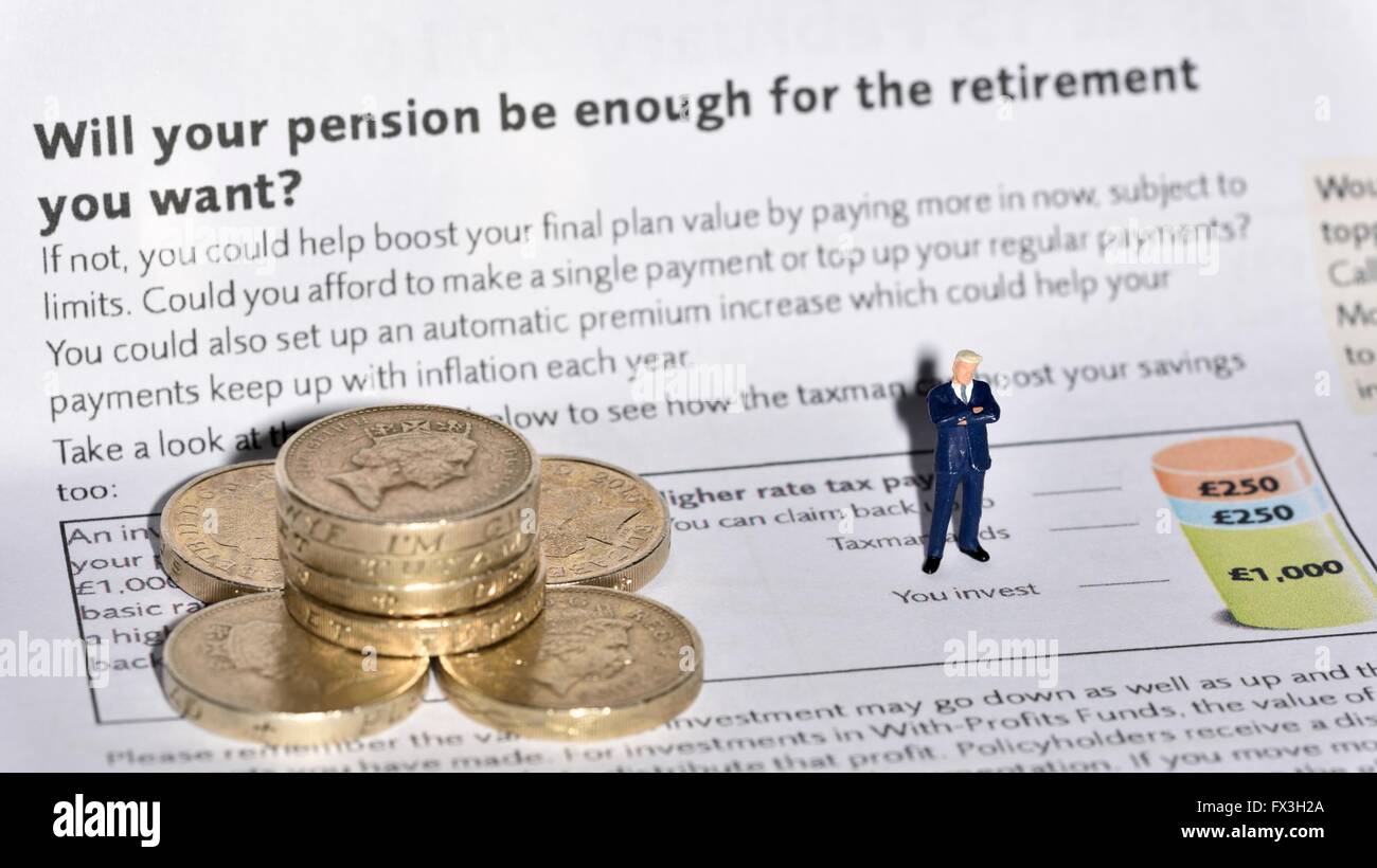 Una miniatura del business man in piedi su un gli investimenti dei fondi pensione foglietto accanto a una pila di libbra di monete. Foto Stock