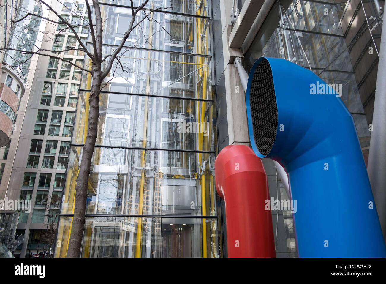 Riscaldamento e infrastrutture di utilità all'esterno dell'edificio London REGNO UNITO Foto Stock