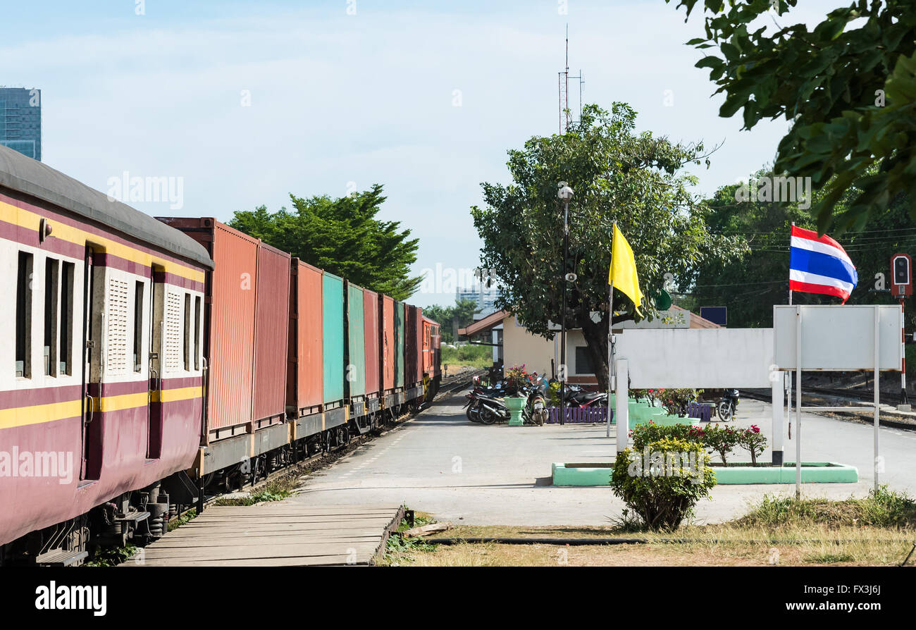 Mix treno merci è di andare alla stazione urbana in Thailandia. Foto Stock