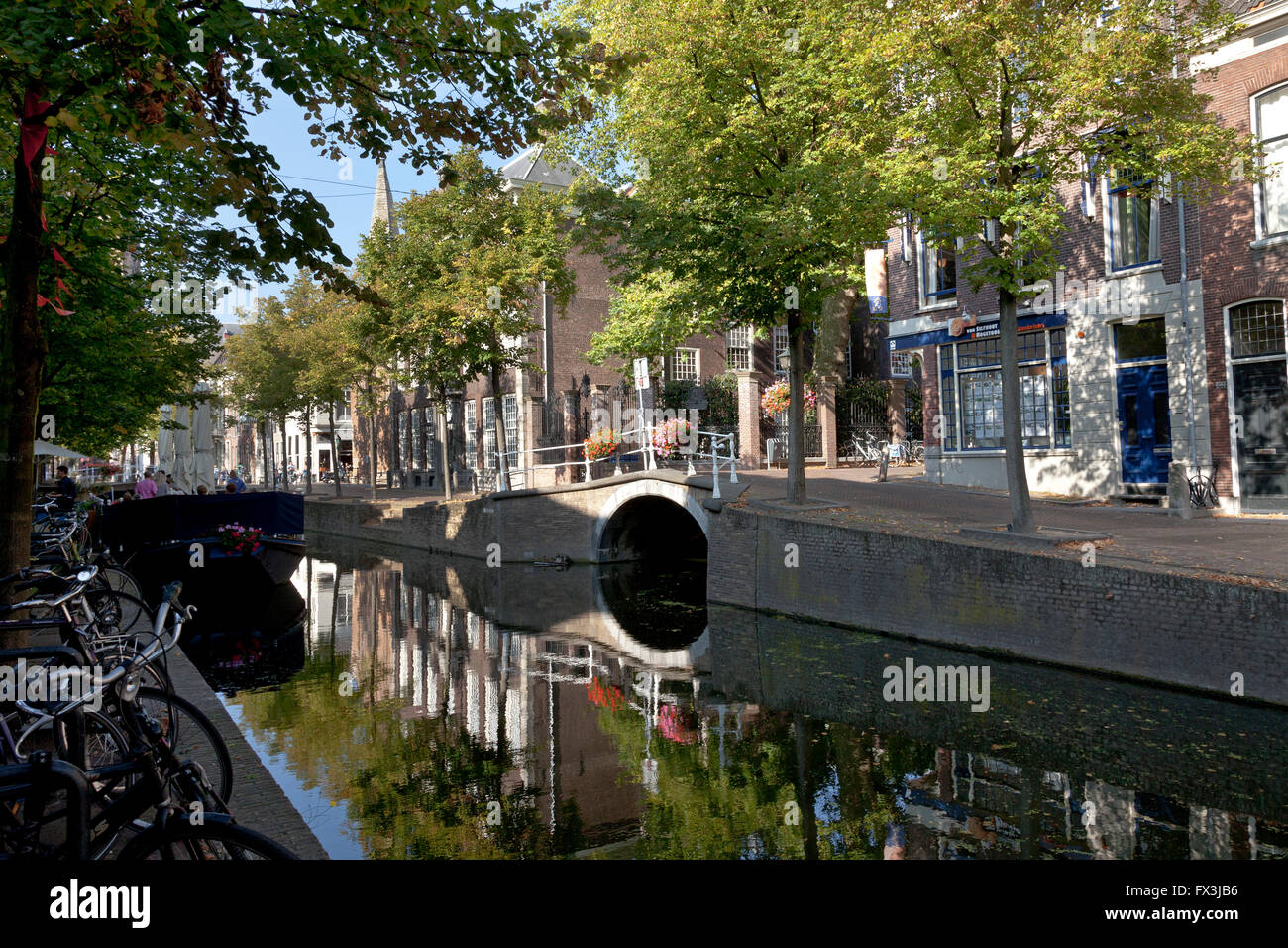 Canal nella città di Delft, Olanda in estate Foto Stock