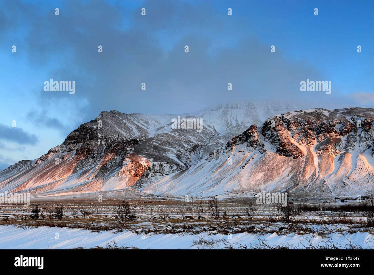 Inverno tramonto sull'Esja montagna South Western Islanda, l'Europa. Foto Stock