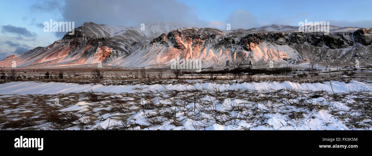 Inverno tramonto sull'Esja montagna South Western Islanda, l'Europa. Foto Stock