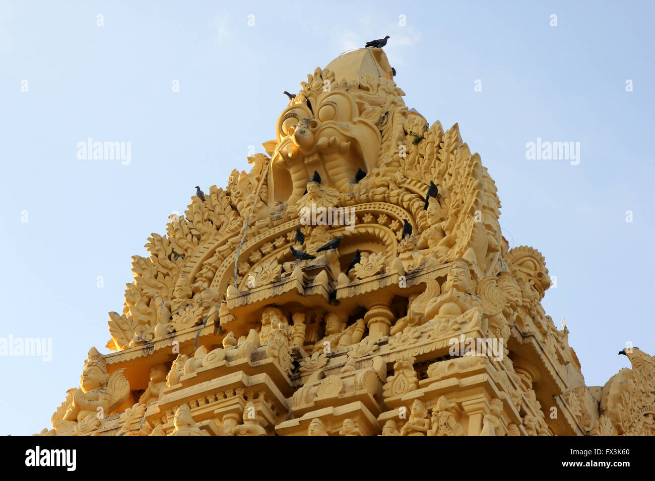 Gopuram, l'ingresso al Tempio Chennakesava a Belur, Karnataka, ingresso coronata da golden gopura con intricati scolpitura Foto Stock