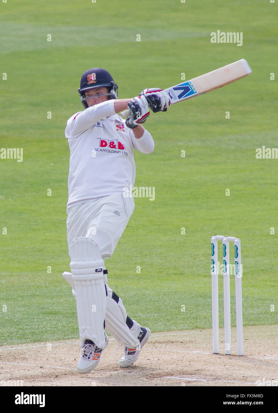 CHELMSFORD, Inghilterra - 11 Aprile 2016: Tom Westley di Essex durante la contea Specsavers gara di campionato tra Essex e Gloucestershire al County Ground a Chelmsford in Inghilterra. (Foto di Mitchell Gunn/ESPA-immagini) Foto Stock