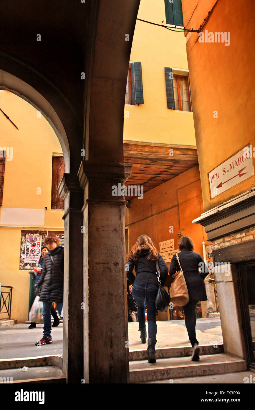 Strada nel Sestiere di San Polo, Venezia, Veneto, Italia Foto Stock