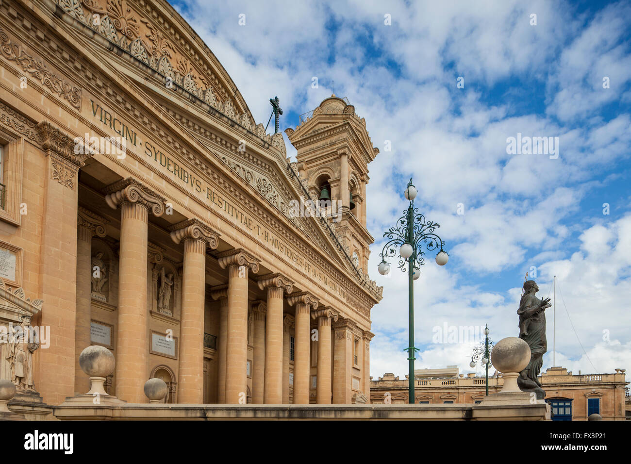 La facciata della chiesa di Mosta, Malta. Foto Stock