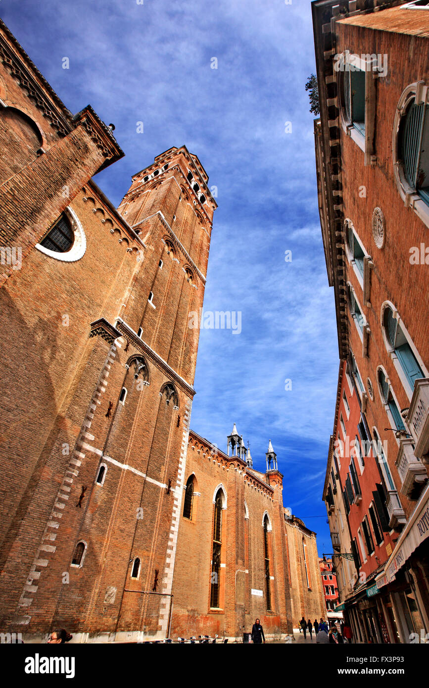 L'imponente torre campanaria della chiesa di Santa Maria Gloriosa dei Frari ("I Frari'), il sestiere di San Polo, Venezia, Italia Foto Stock