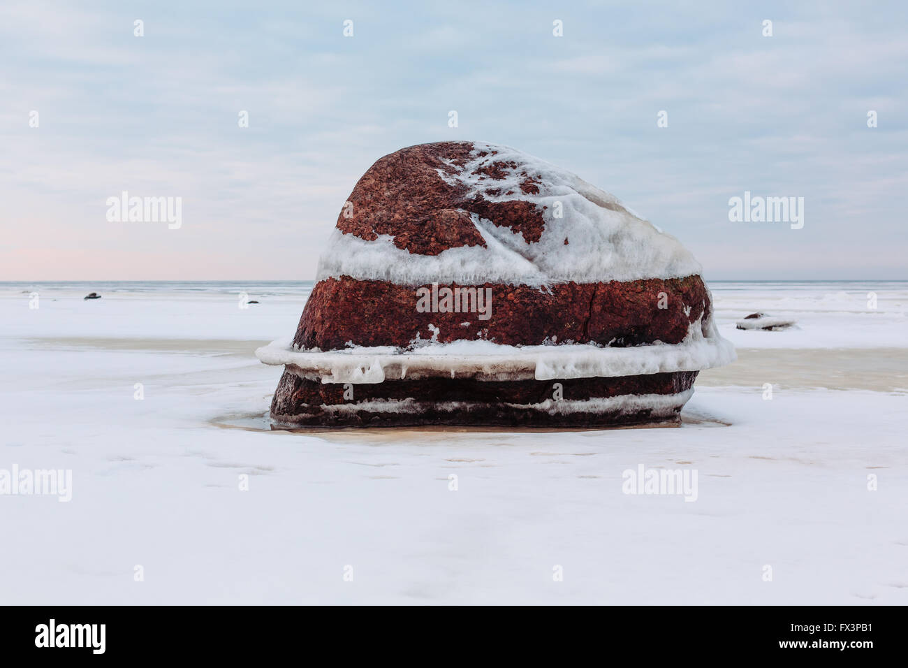 La pietra in inverno contro il cielo ed il golfo. Foto Stock