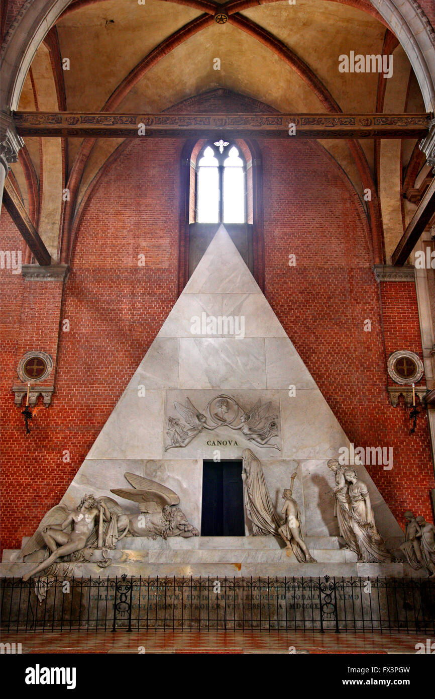 Canova piramide di marmo Mausoleo di Santa Maria Gloriosa dei Frari ("I Frari'), il sestiere di San Polo, Venezia, Italia Foto Stock