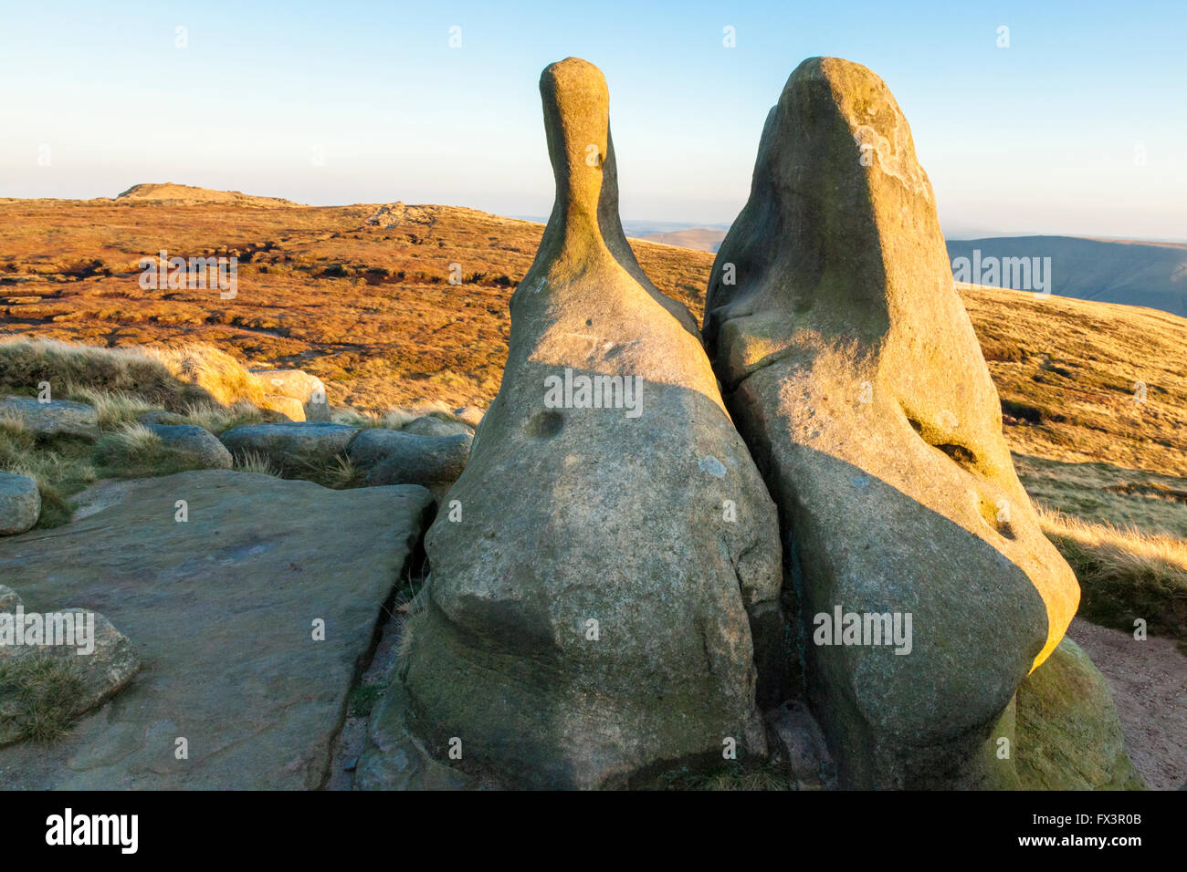 Rocce erose. Gritstone inusuali forme di roccia su Kinder Scout in autunno, Derbyshire, Peak District, England, Regno Unito Foto Stock