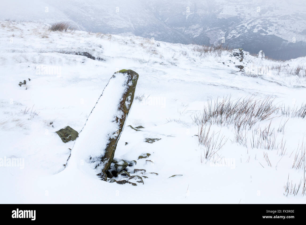 In inverno la neve sulle pendici meridionali di Kinder Scout, Derbyshire, Parco Nazionale di Peak District, England, Regno Unito Foto Stock