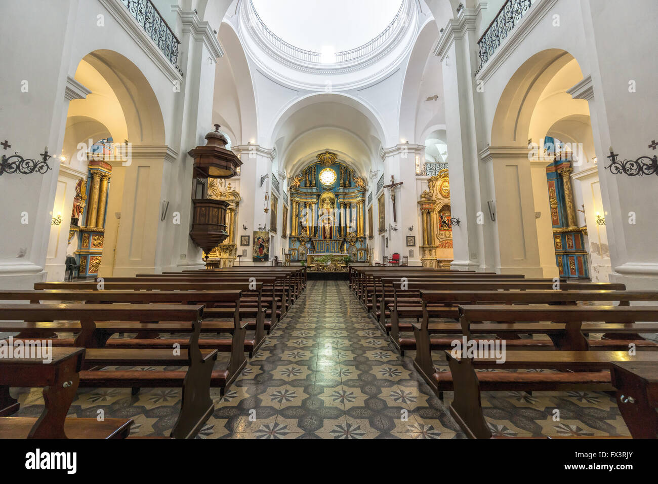 Interno chiesa cattolica Foto Stock