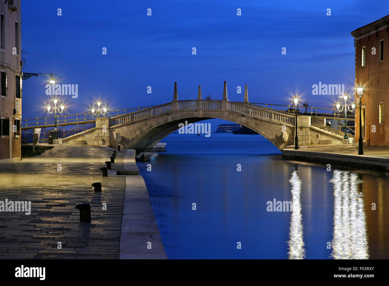 Il Ponte ("bridge") San Biasio delle catene, oltre il Rio dell'Arsenale, al sestiere di Castello, Venezia, Veneto, Italia. Foto Stock