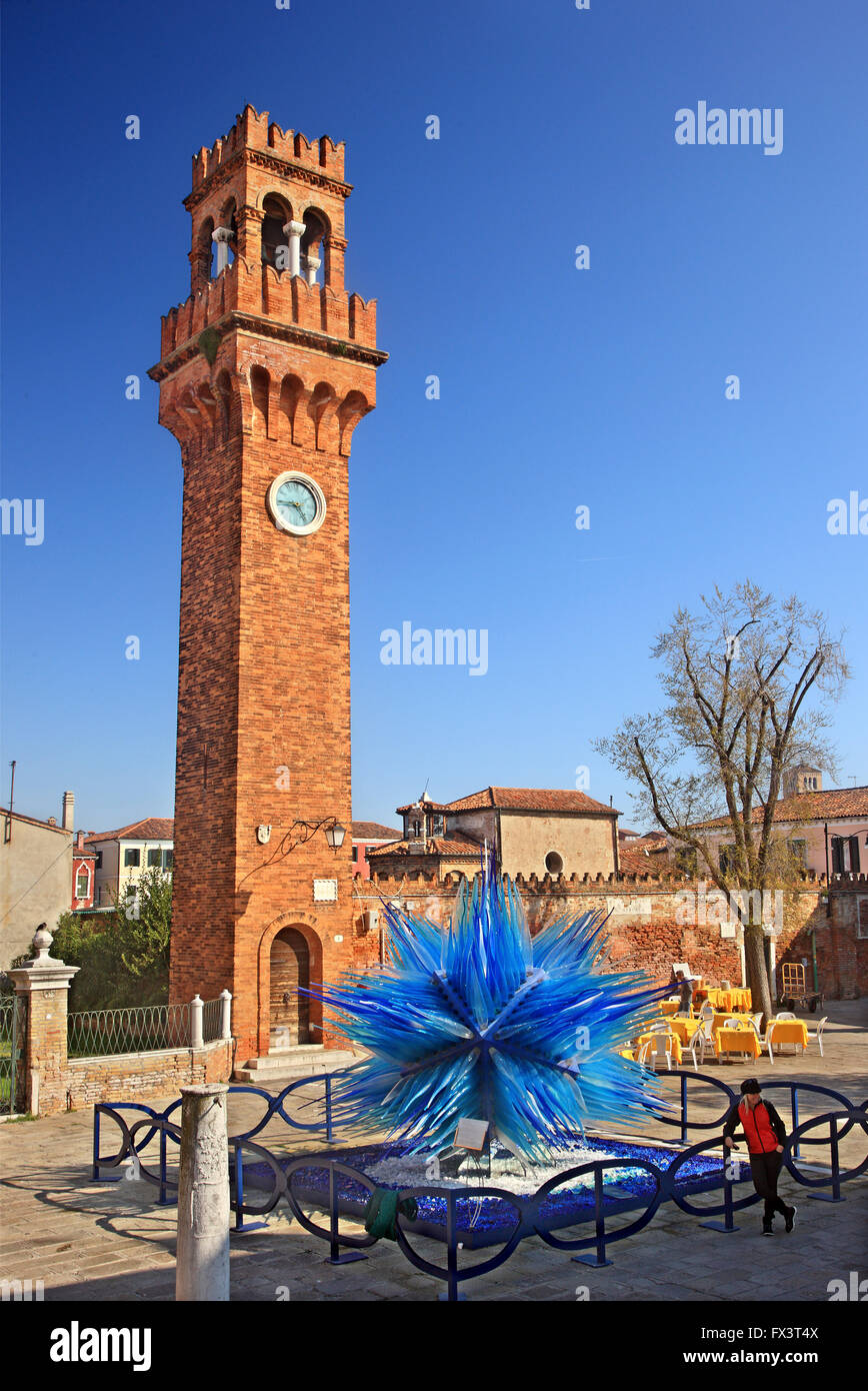 Il 'Cometa di Vetro' (vetro comet) scultura. nell' isola di Murano,  Venezia, Veneto, Italia. In BG il campanile di Santo Stefano Foto stock -  Alamy